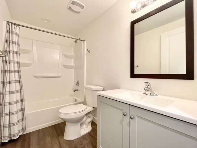 Building Photo - HOLIDAY MOVE IN SPECIAL!