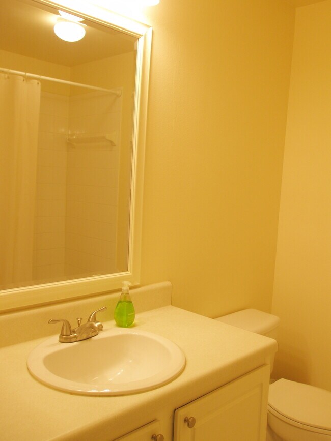 Building Photo - Annual turnkey furnished renovated GATED COMMUNITY**3 BEDROOM TOWNHOUSE