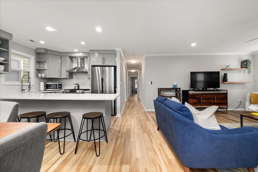 Primary Photo - 65 Howell St SE