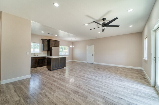 Building Photo - Like new home in Olivehurst