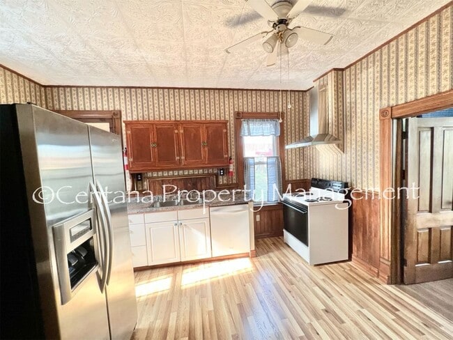 Building Photo - Historic home centrally located and beauti...