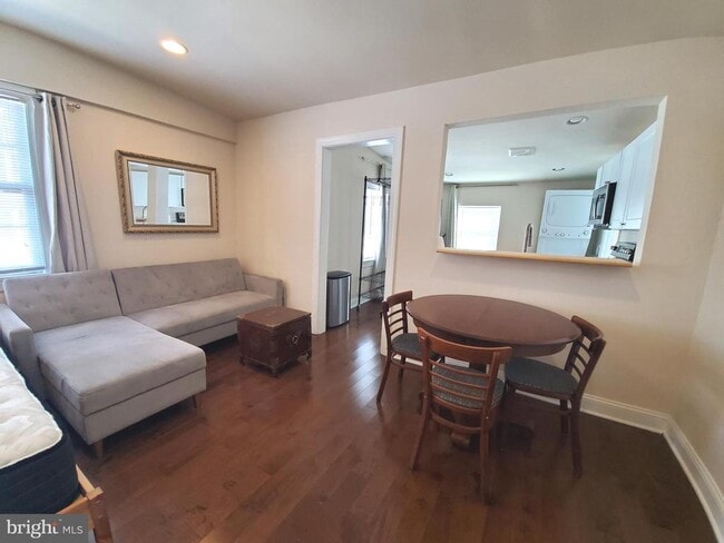 Building Photo - 600 S Washington St