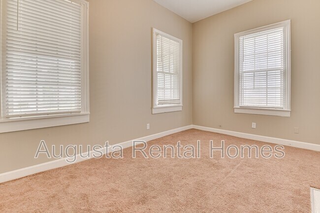 Building Photo - 515 3rd St
