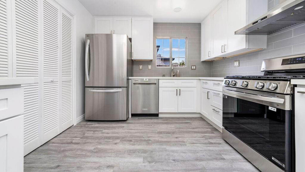 Beautifully updated kitchen - 2323 Harriman Ln