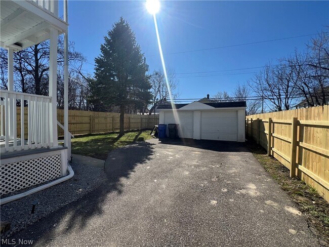 Building Photo - 14210 Kingsford Ave