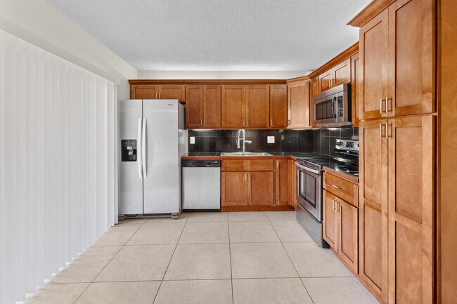 Building Photo - 1420 Augusta Cir