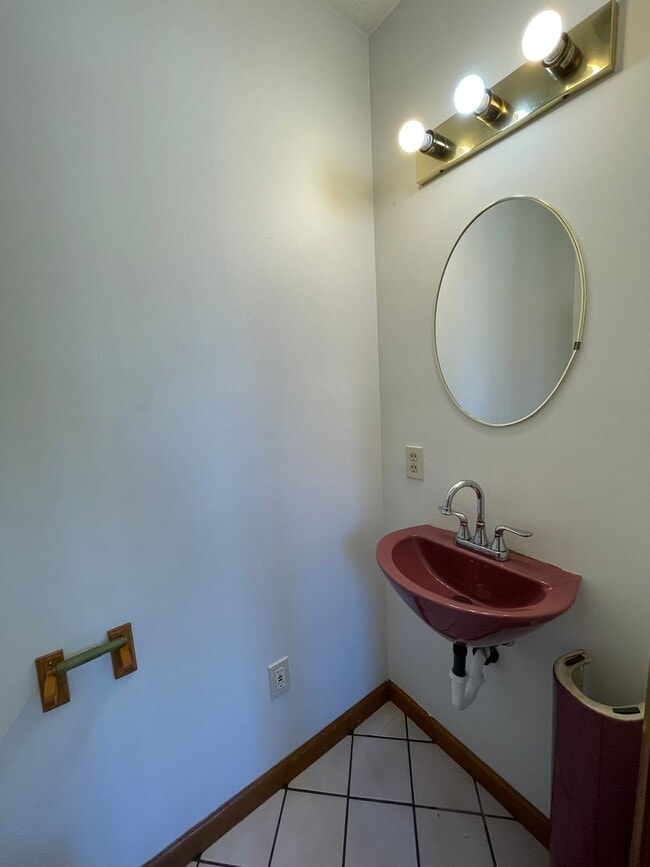 Building Photo - Spacious 3 Bedroom Single Family Home with...
