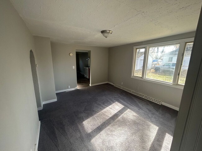 Building Photo - Refreshed and beautiful 3 bedroom single family home!