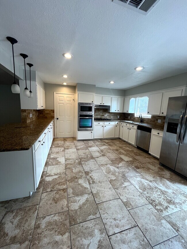 Building Photo - 9613 Westview Dr