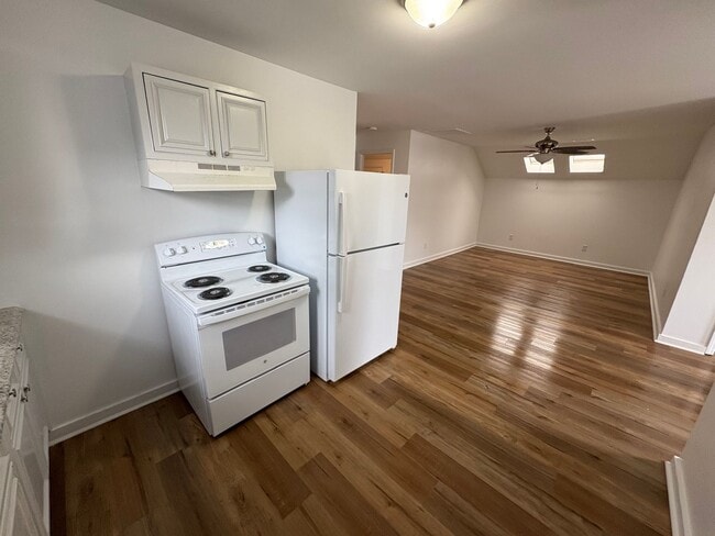 Building Photo - Three Bedroom One Bath Second Story Duplex...