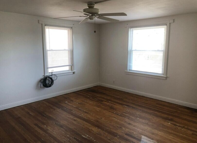 Living room - 483 N Prospect St