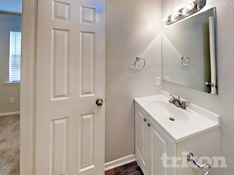 Building Photo - 521 Clover Dr