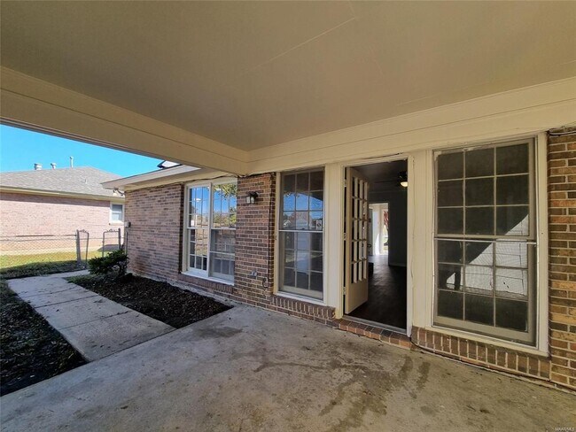 Building Photo - 2044 Edinburgh Dr