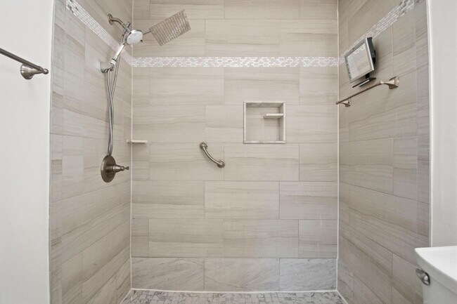 Building Photo - Amazing Pool Home!