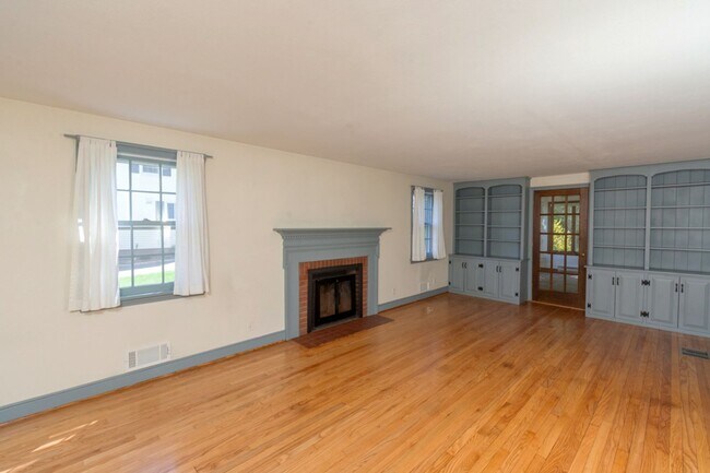 Building Photo - Beautiful 3 Bed, 2.5 Bath Single Family Colonial for Rent in Manchester!