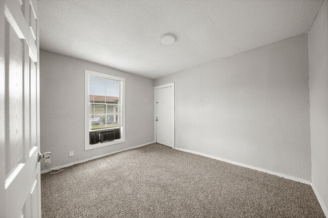 Building Photo - 1723 W 5th St