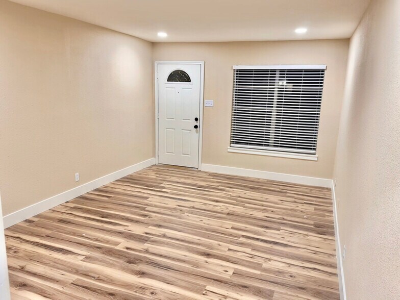 Building Photo - 11012 Sunny Dr