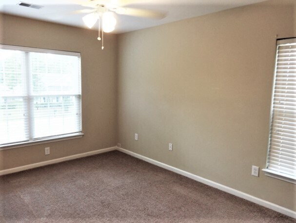 Building Photo - 8740 Red Oak Dr