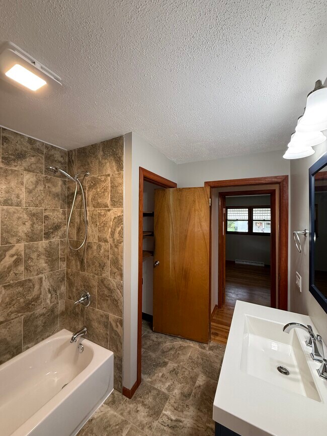 Building Photo - 418 McKinley Ave