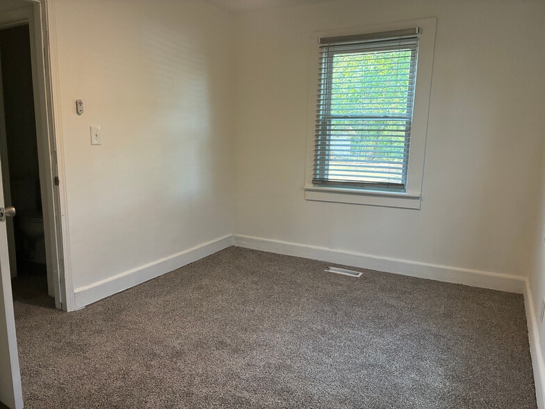 Building Photo - Room in House on Carlton Ave