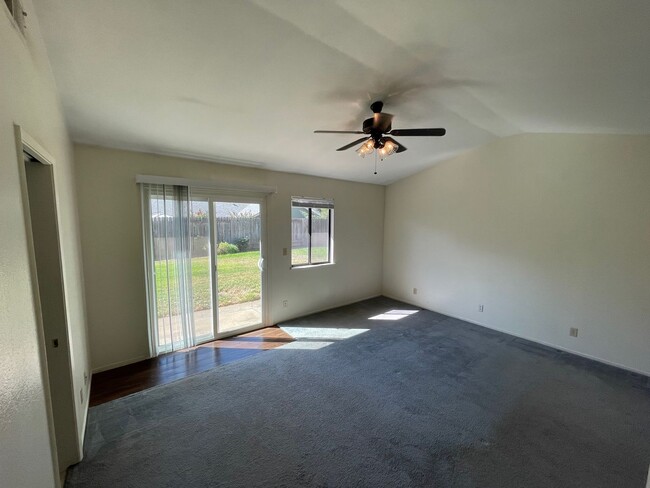 Building Photo - Beautiful 3 Bedroom 2 Bath Home in Excelle...