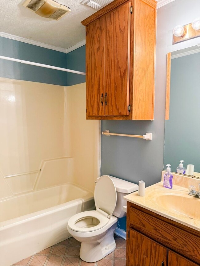 Building Photo - Newly repainted 3-bedroom, 2-bath home