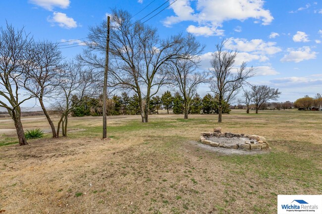 Building Photo - Huge Single Family Home w/ Massive Yard an...