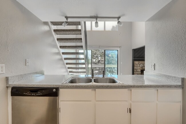 Building Photo - 2 Bedroom condo  with a loft in Littleton