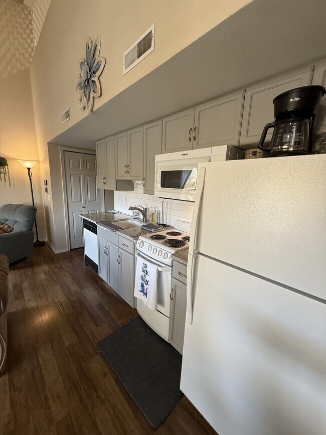 Building Photo - Penthouse Fully Furnished - Lakeview 2 Bed...