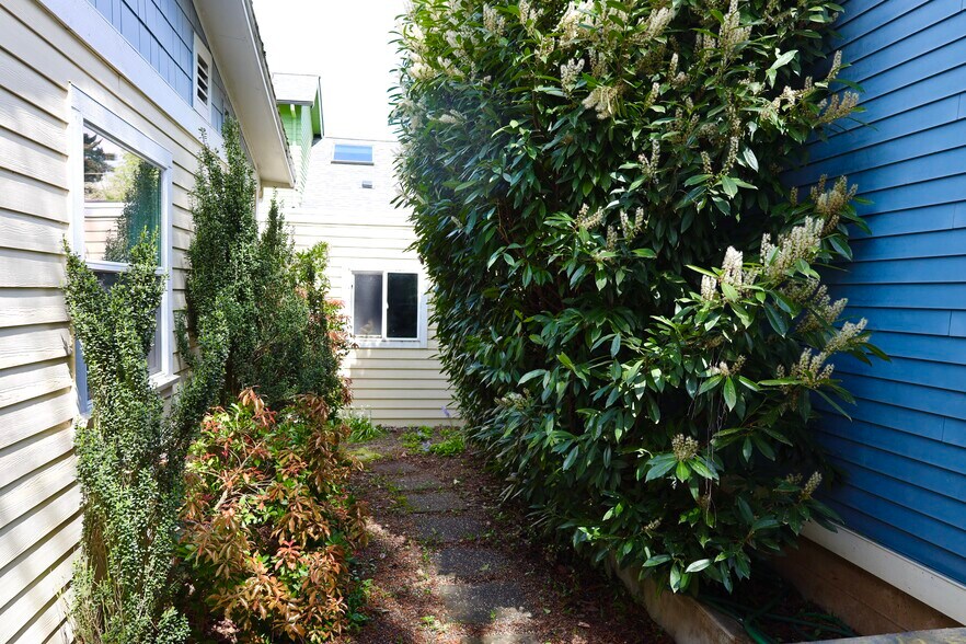 Building Photo - 712 SE 42nd Ave