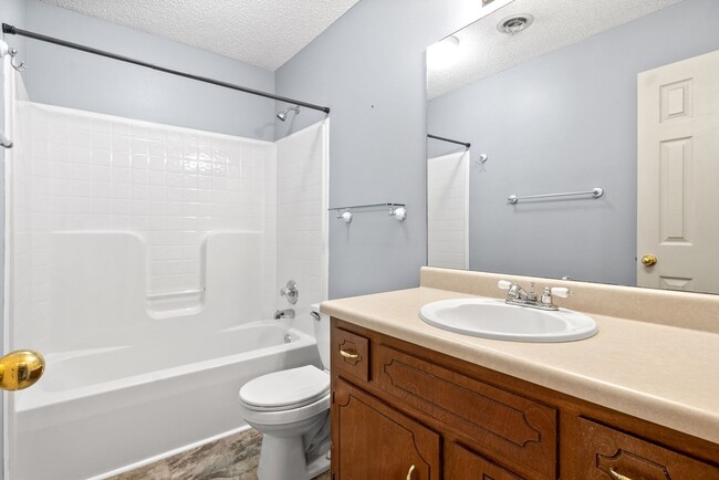 Building Photo - 3 Bedroom 2 Bath Pet Friendly Home For Ren...