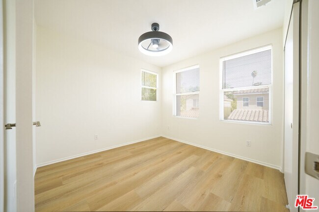 Building Photo - 121 Cancion Way