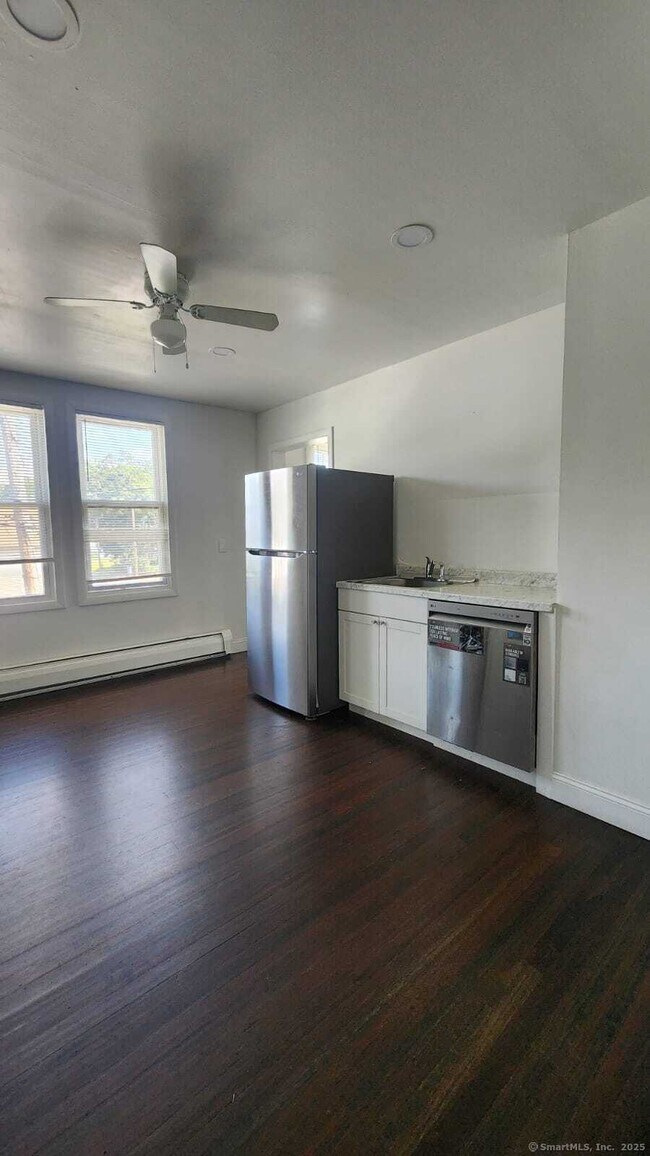 Building Photo - 305 Wakelee Ave