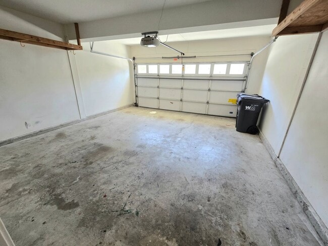 Building Photo - Large and spacious 3 bedroom townhouse with garage!
