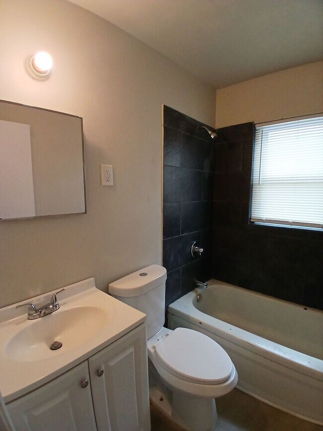 Building Photo - Delightful 2 bedroom 1 bath duplex - Open To Section 8 - $99 Move In Specail