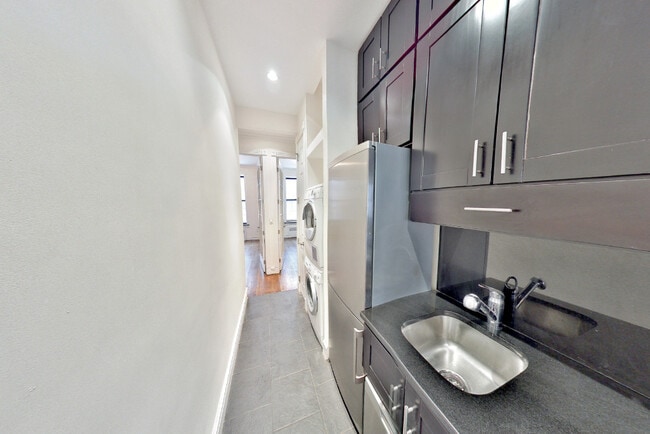 Building Photo - 424 W 51st St