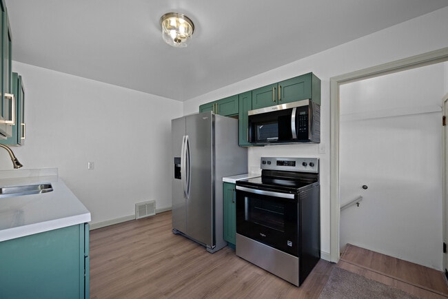 Building Photo - 840 W Montague Ave