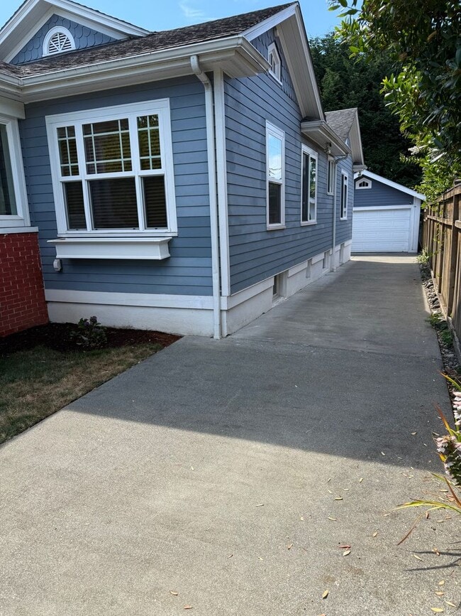 Building Photo - 2BR + Office Seward Park Home w/ A/C & 125...