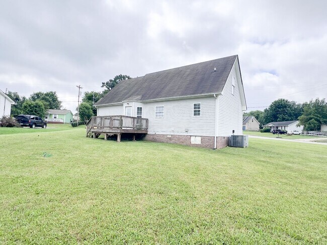 Building Photo - 3 Bedroom 2 Bathroom Home located on a cor...