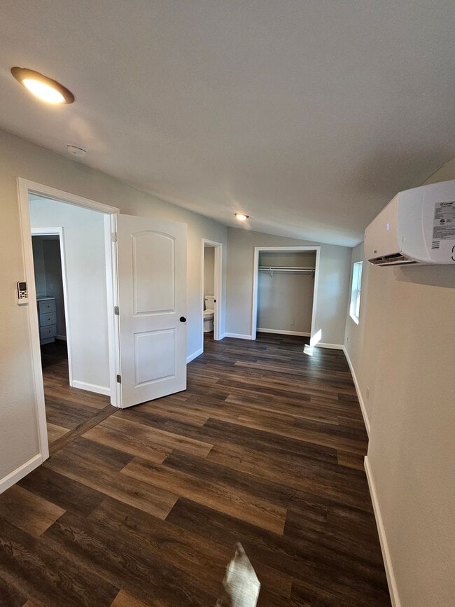 Building Photo - 2 Bedroom 2 bath home in Strawberry Plains/Knoxville with large garage, available Now!