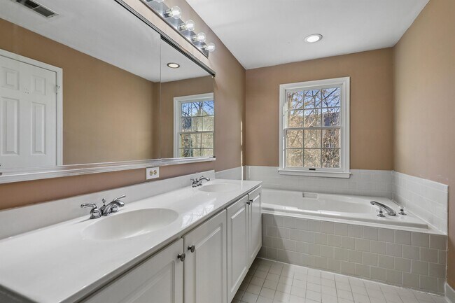Building Photo - 923 Hidden Moss Dr