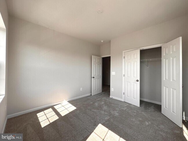 Building Photo - 526 Parkland Dr