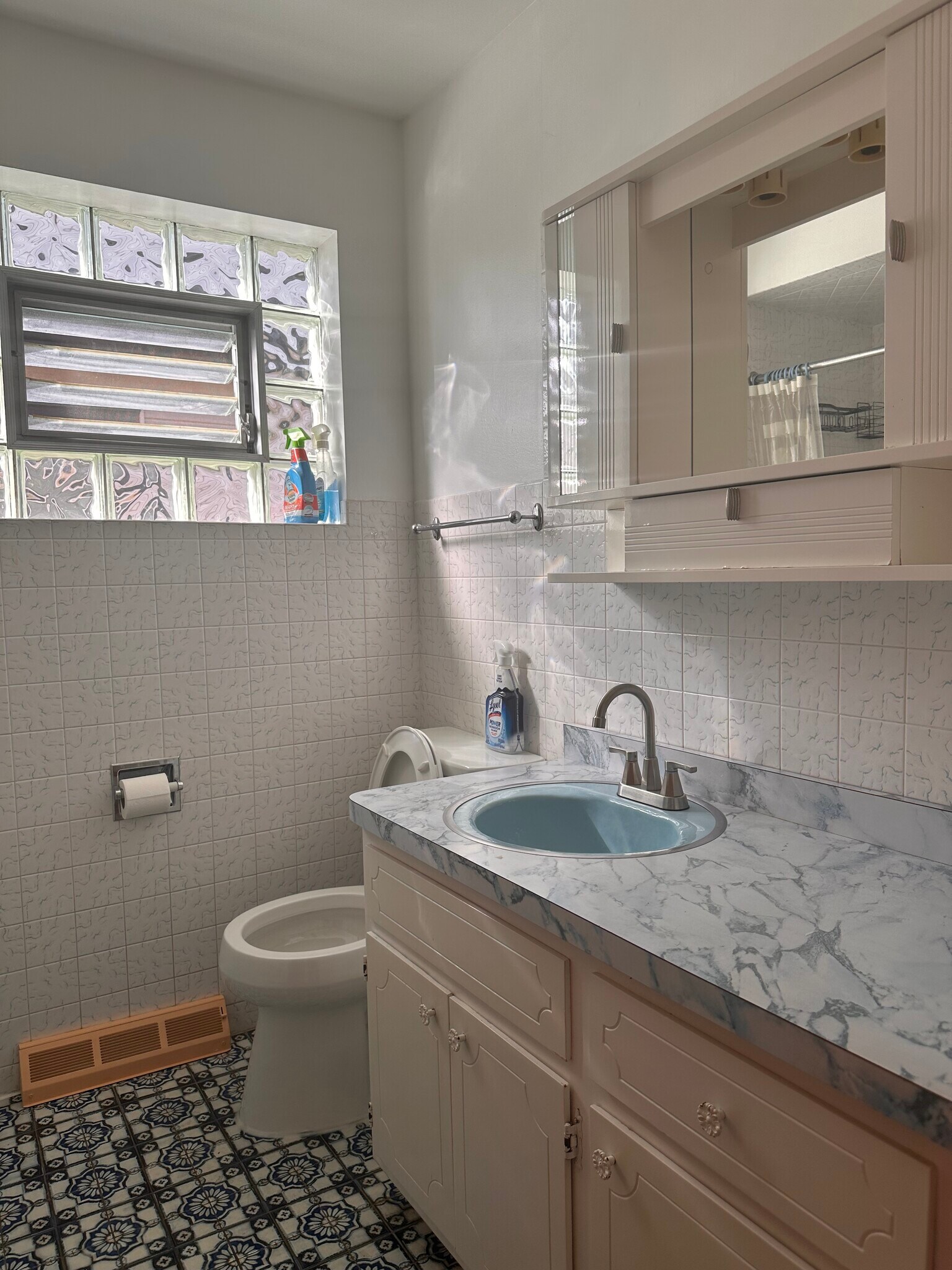 Main Floor - Full Bathroom - 3935 N Odell Ave