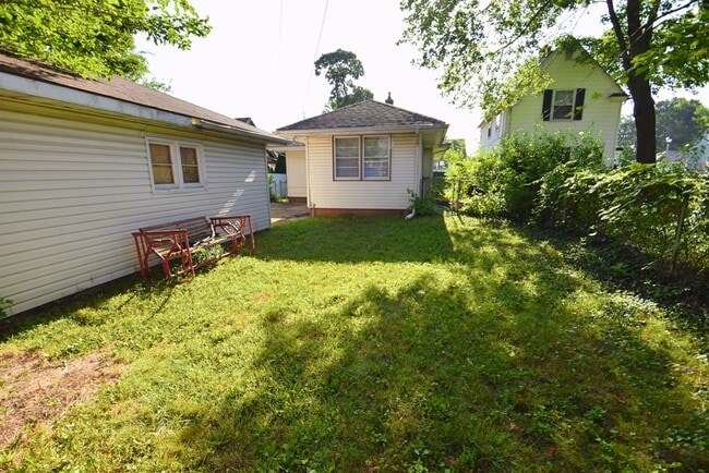 Building Photo - 2 bedroom 1 bath home in South Bend IN