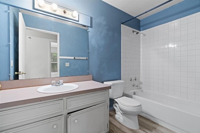 Building Photo - 1304 Delano St