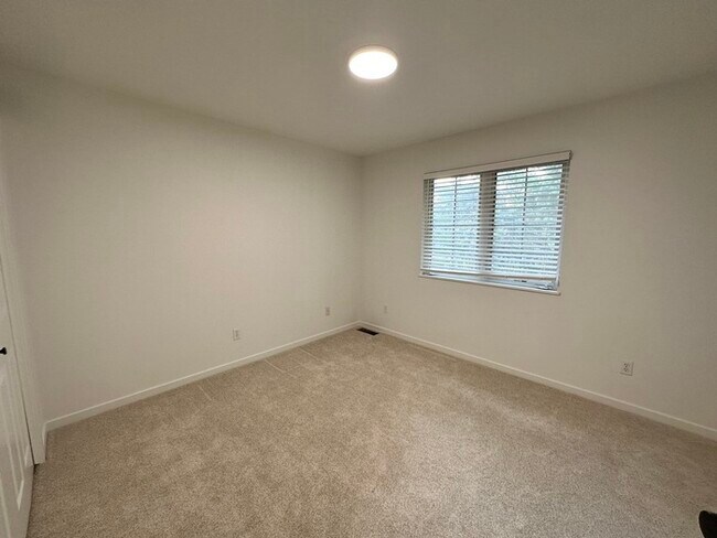 Building Photo - Grandville Condo 3 Bedroom and 2.5 Bathrooms
