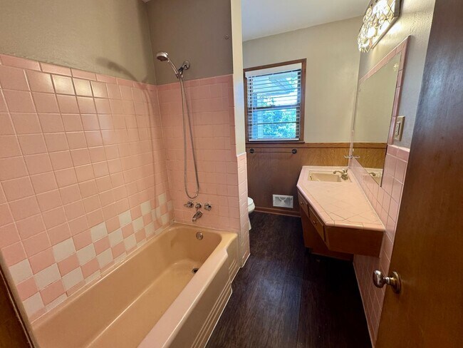 Building Photo - Spacious, Private Retreat in the Heart of the City