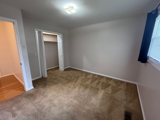 Building Photo - 1709 Oak Hill Dr S