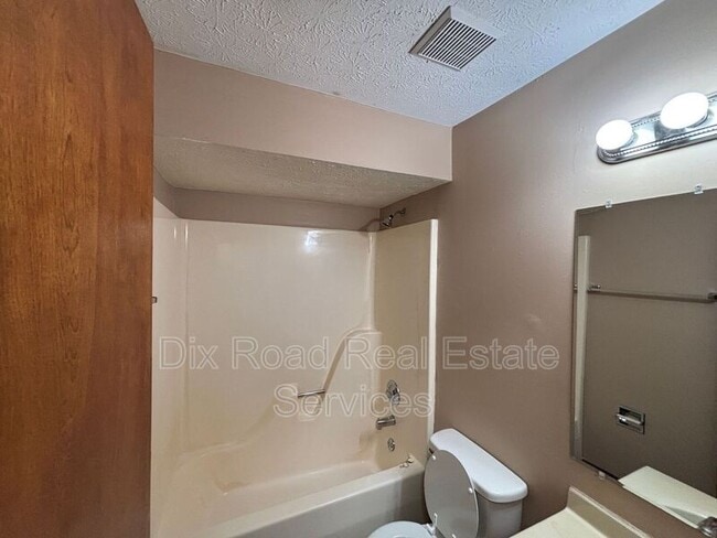 Building Photo - 601 Leo Dr