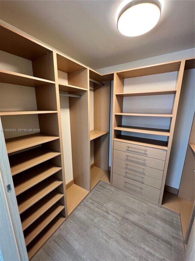 Building Photo - 1000 Brickell Plaza